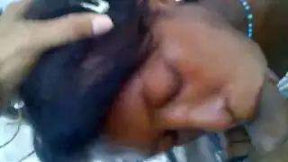 رجل يتحرش فتات في باص