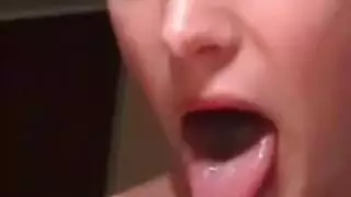 فم سامانثا الرطب يخدم قضيب ابن زوجها السميك