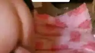 مشهد البظر الضخم مع لعبة أرجوانية مهتزة