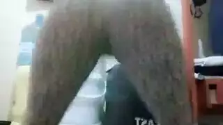 سينثيا المبللة والمستعدة تأخذ قضيباً غليظاً