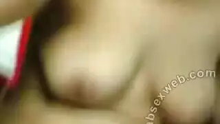 بيصور عشيقته