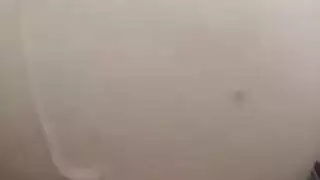 إزالة البيكيني الأحمر، والساقين مفتوحتين على مصراعيهما لممارسة سحاقية مكثفة
