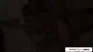 عاهرة سمراء مغرية تتوسل للقضيب في فتحاتها