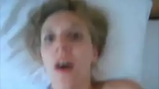 شاب يخدم قضيب أبيض الشعر الناضج في فيديو إباحي صريح