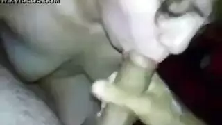 نجمت البورنو الشقراء وسيدة أكبر سناً تقومان بجنس فموي مزدوج لزوج محظوظ