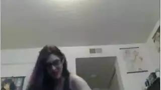 الشاب الذكي يأخذ ضرب قوي للخلف