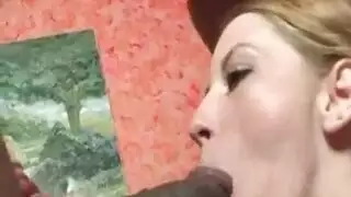 قضيب مراهق يصبح صلبًا ويحصل على مصة