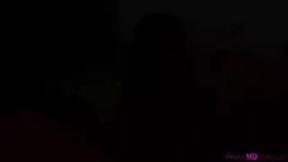 فتى مراهق يئن ويقذف بمساعدة قضيب ضخم