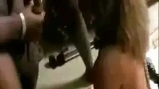 شقراء عبدة بلا مال تُهيمن عليها وتضاجعها مالكتها