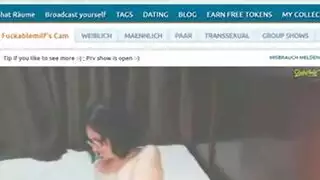 الناضجة المتوحشة تخلع ملابسها على الكام وتلعب ببزازها الضخمة