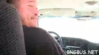 جنس جماعي صارخ في الباص مع أثداء عارية وقذف عميق