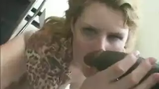 أم ذات أثداء حليبية تُفتح بواسطة قضيب أسود كبير
