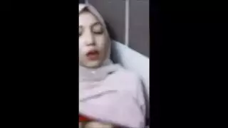 محجبة إكس إكس إكس تمص زباً صلباً ويتم مص ثدييها الصغيرين