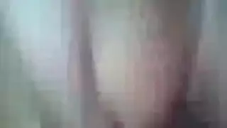 فتاة عربية منحنية تعطي مصة ثم تأخذ شرج في فيلم إباحي