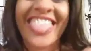 أثداء طبيعية كبيرة لامرأة ناضجة ممتلئة معروضة بالكامل في تصوير إباحي