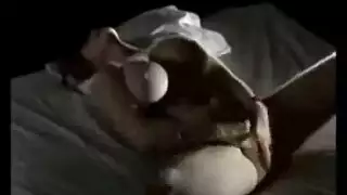 فتاة مراهقة تتعرى و تمارس العادة السرية في سكس ساخن