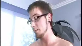 جلسة نيك على الأريكة مع شقراء وقحة وحبيبها
