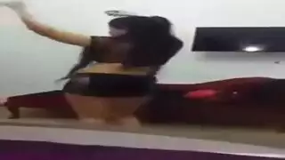 عاهرة ذات قوام ممتلئ تخفضها في نومة شفافة