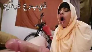 شرموطة محجبة تبيع فرجها مقابل المال لفحل أجنبي
