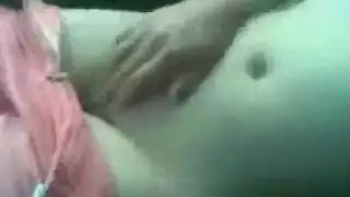 تفتح ساقيها في السيارة، تلعب بفتحتها، ثم تمتلئ