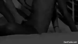 ١٠ سكس ثلاثي عنيف: قضيب سمين عملاق ينيك فتحتين ضيقتين