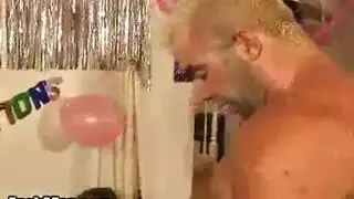سكس جماعي مع شقراوتين: شقراوان ذوات ثدي كبير وقضيب محظوظ