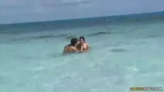 إباحية ساحلية: نيك شاطئي مكثف، حلق وفرج مُدمران