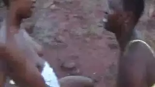 أفلام إباحية سفاري: قضيب أبيض يهيمن على ملكتين سوداوتين
