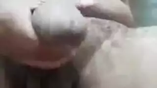 إباحية مصرية: حركة فرج قوية، هزة أنثوية عنيفة، وإنهاء كريمي على الثدي