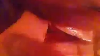زوجة متلهفة تؤدي تعريًا صريحًا