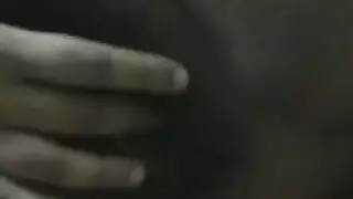 تنتاك أمام زوجها وتجعله يقبل كسها
