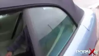 فتاة شابة ساخنة تتباهى بفتشية التبول العلني