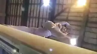 إباحية حقيقية: سمراء تفتح شفري كسها للكاميرا