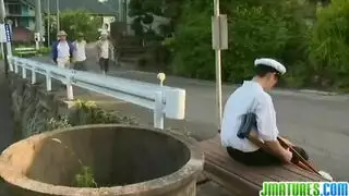 فتاة آسيوية تخدم لاعبين بفمها ثم تُدمر
