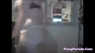 تدخل ابنة وترا اخه بي ملباس دخلي و تقول الى امه
