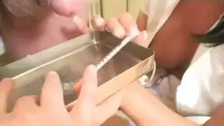 سيدة حفاضات حليب