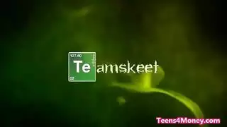 أرضع وأبتلع على الفور من أجل قضيب المهووس المنتصب