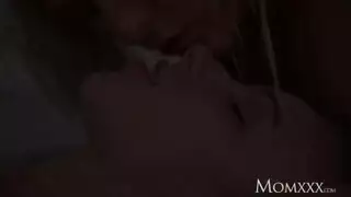 لعق كس عنيف: ثلاثي سحاقي شبابي