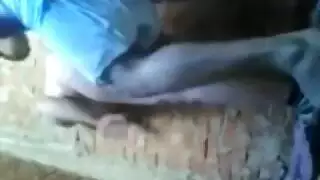 مصلح عم يصلح المنزل وينيكها