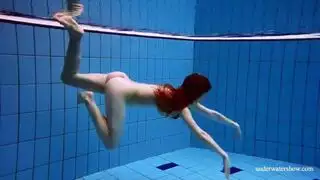 مص قضيب بجانب البركة وجنس قوي