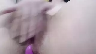 لا تستطيع قضاء يوم دون أن تلمس فرجها المبلل