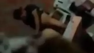 ينيك امه بسرعه وهيا مش واخده بالها وتقوله ما الذي تفعله