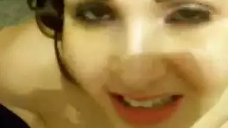 مص ورشف لقضيبه في هذا المقطع الإباحي الصريح