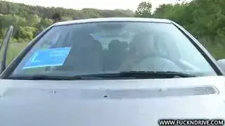 شقراء ذات كس ناري تداعب نفسها في السيارة حتى ينضم المدرب لعملية نيك عميق