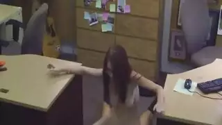 جلسة نيك جيني الهيجة: اختراق عميق مع شاب مثير