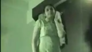 خادمة مثيرة تبلع زبي بعمق وتداعب مهبلها المبلل، مستعدة للضرب