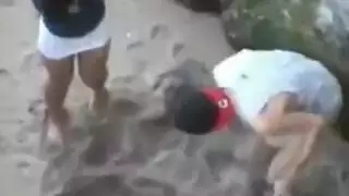 نيكة حامية جدا و شاب ينيك حبيبته بمحنة خلف الصخرة