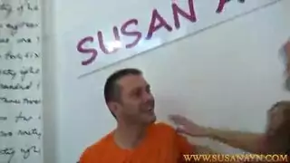 رحلة عاهرة ناضجة جامحة على زب نجم إباحي صلب