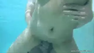 ضخ قضيبه في مهبلها الرطب