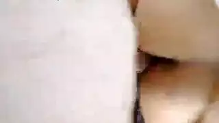 يحشر زبه النحيف الطويل في كس حبيبته التي كانت تتخفى